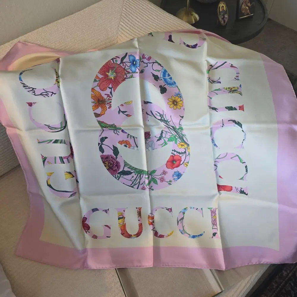 Gucci gorgeous scarf